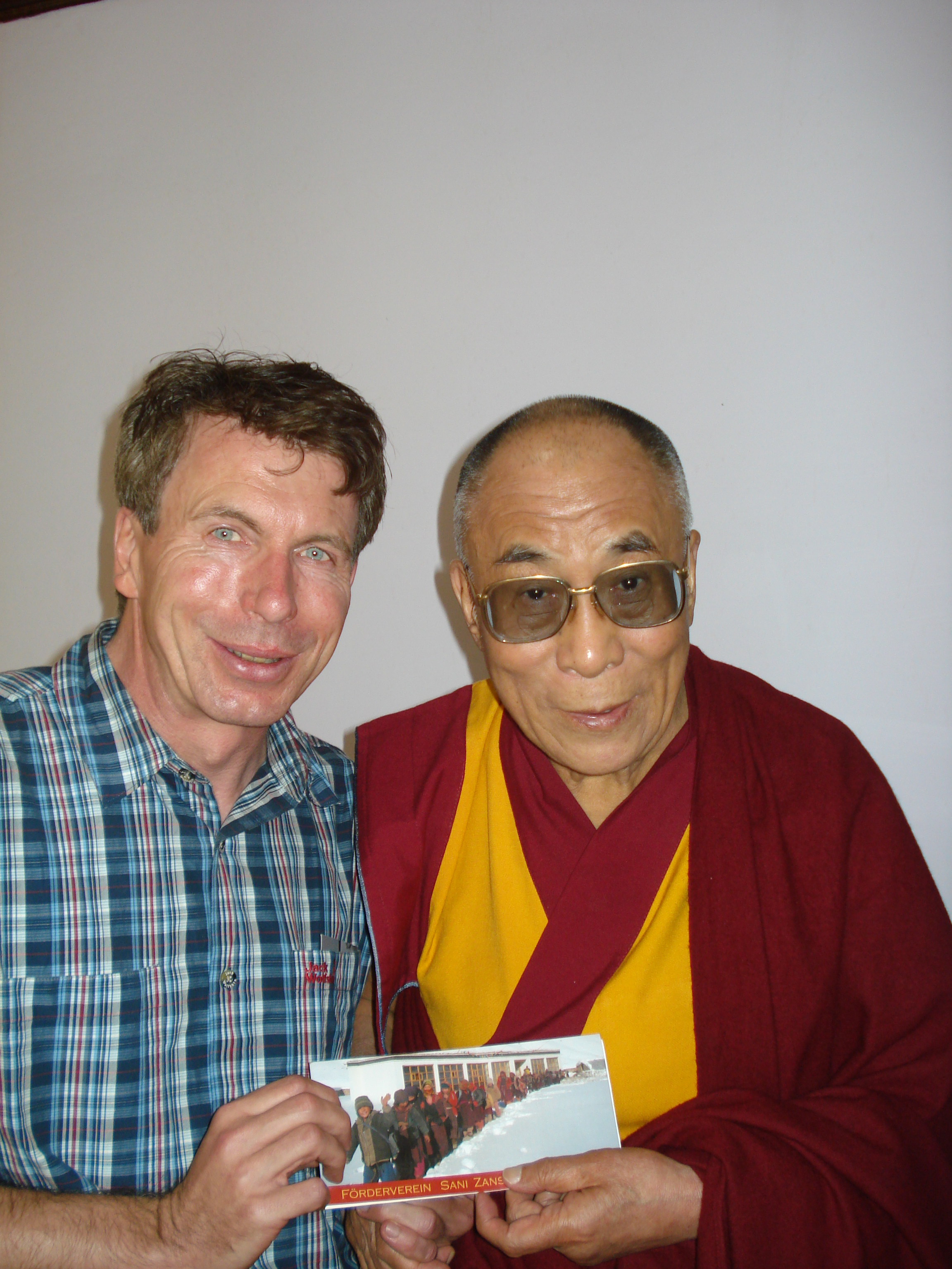 Rainer Lezius stellt S.H. Dalai Lama unser Hospital- und Winterschulprojekt vor