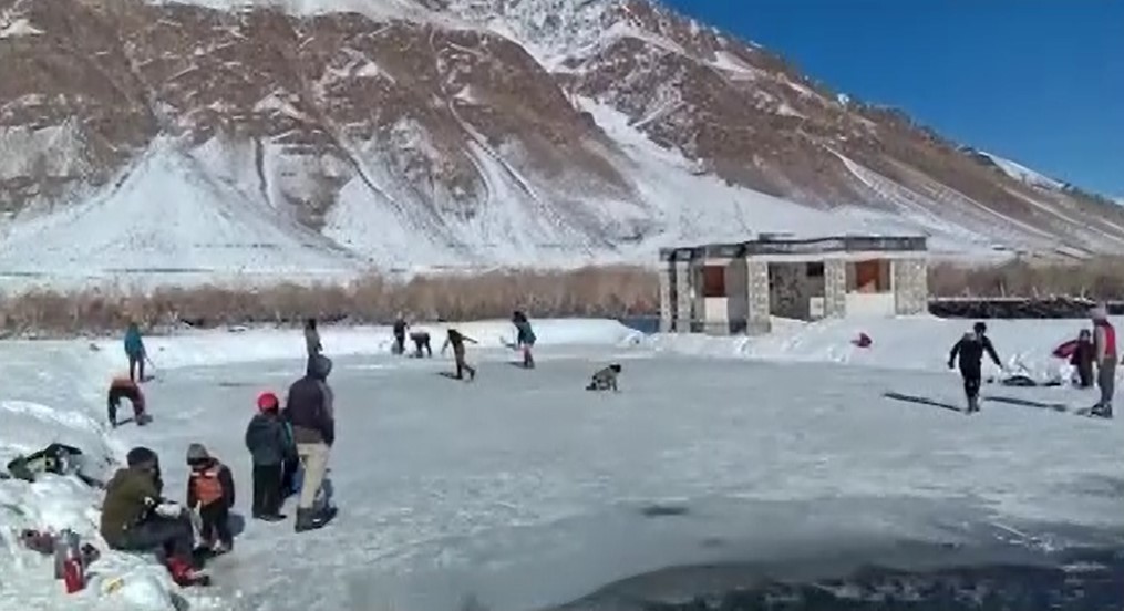Neue Eisbahn in Sani Zanskar gebaut